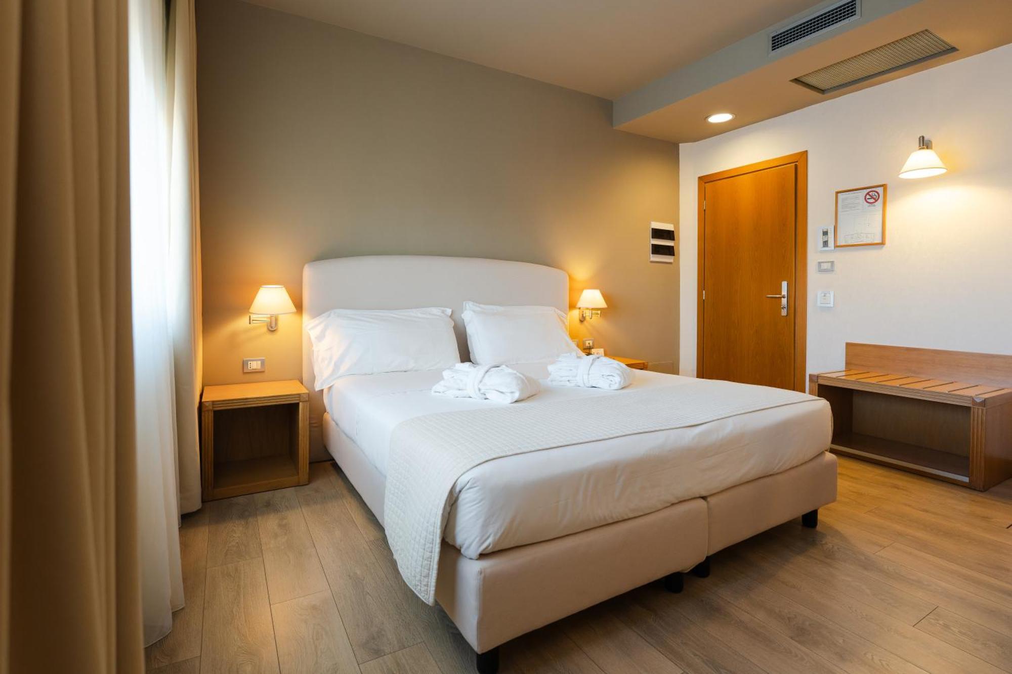 קארפי Hotel Touring מראה חיצוני תמונה