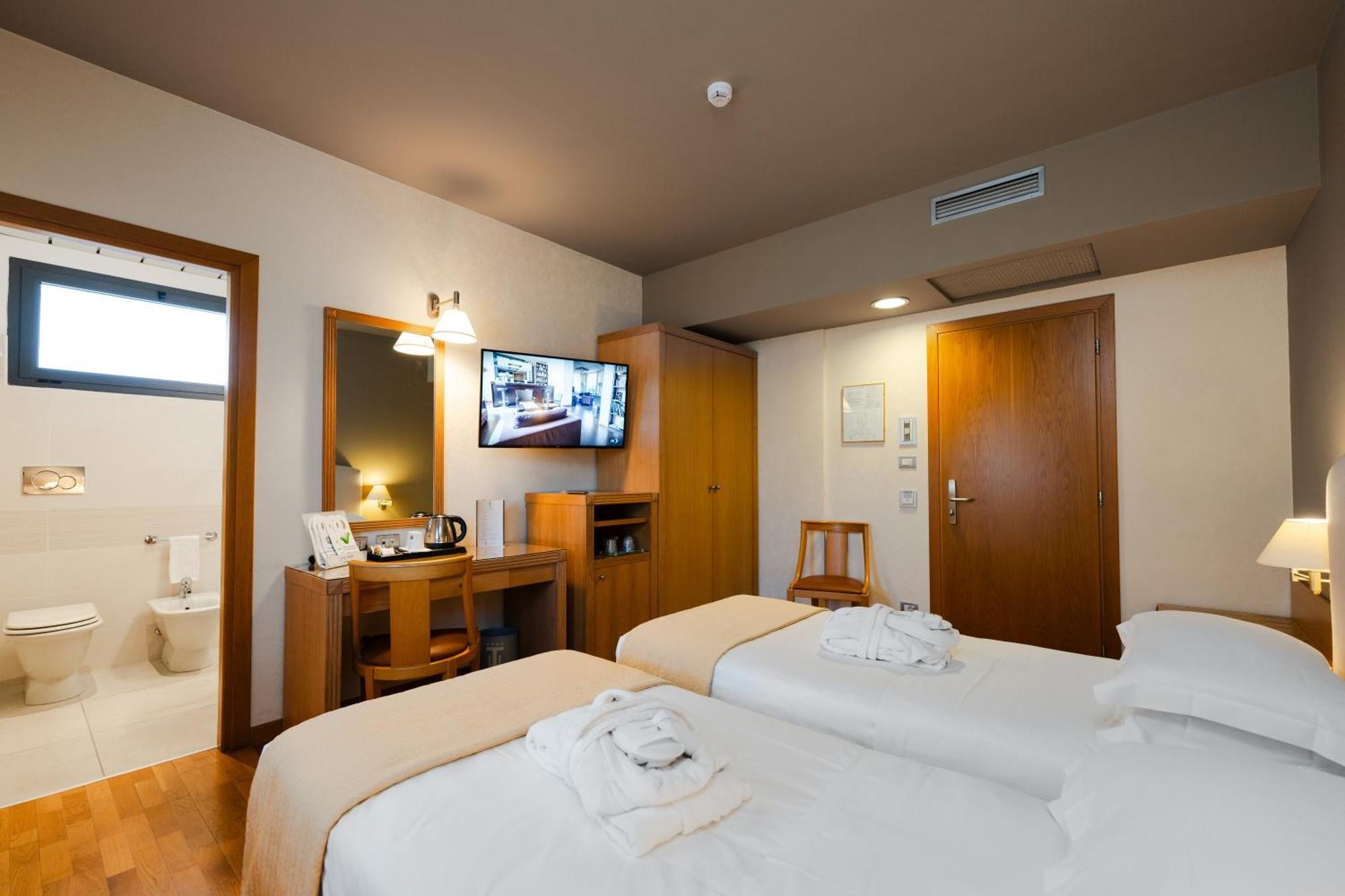 קארפי Hotel Touring מראה חיצוני תמונה