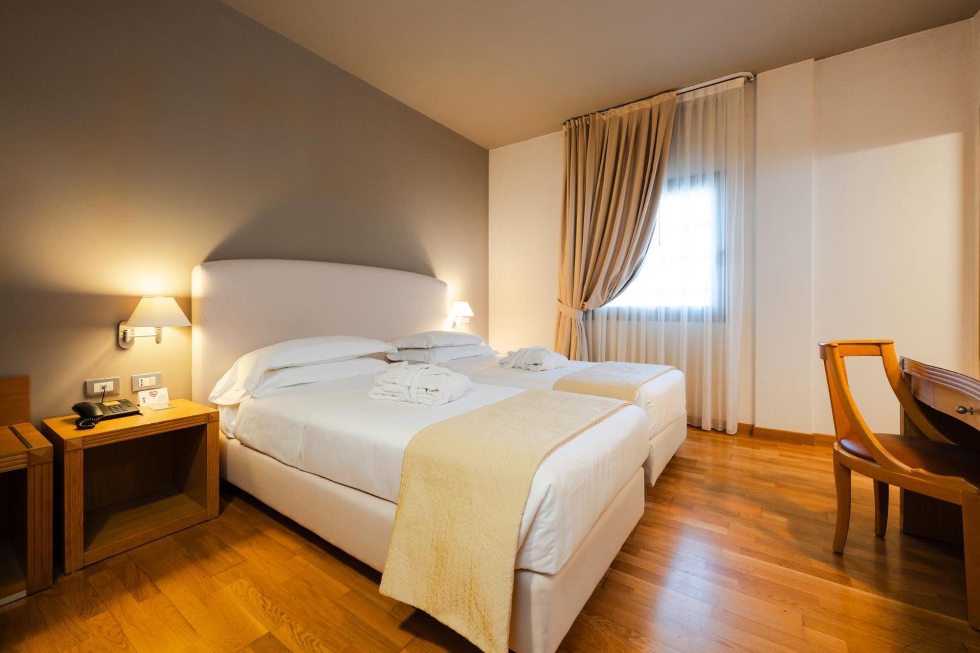 קארפי Hotel Touring מראה חיצוני תמונה