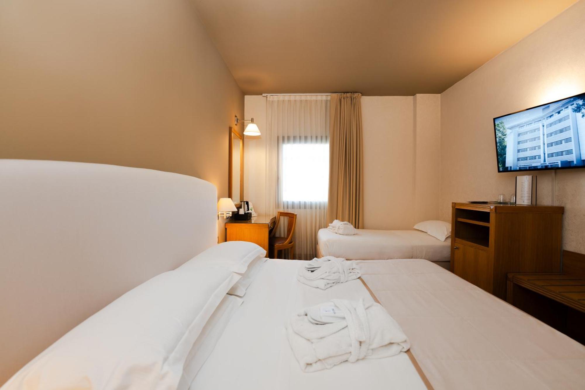 קארפי Hotel Touring מראה חיצוני תמונה
