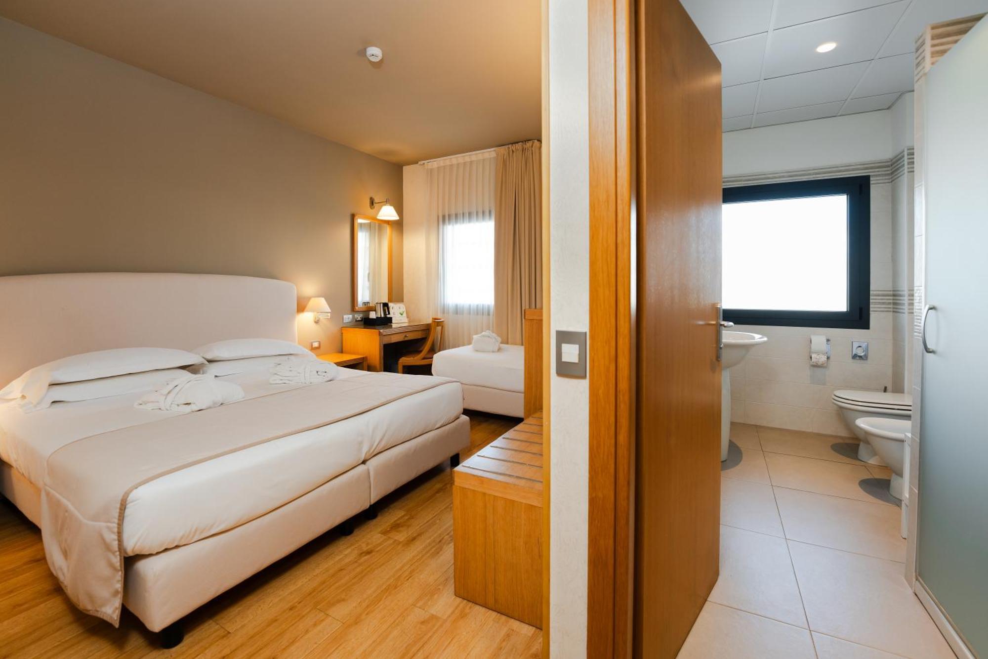 קארפי Hotel Touring מראה חיצוני תמונה