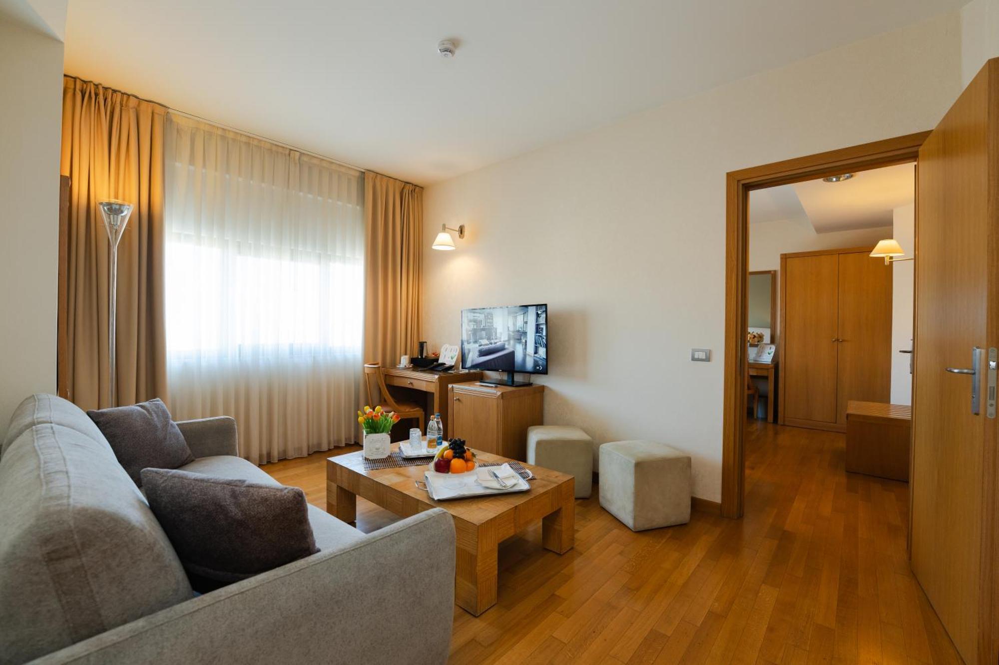 קארפי Hotel Touring מראה חיצוני תמונה