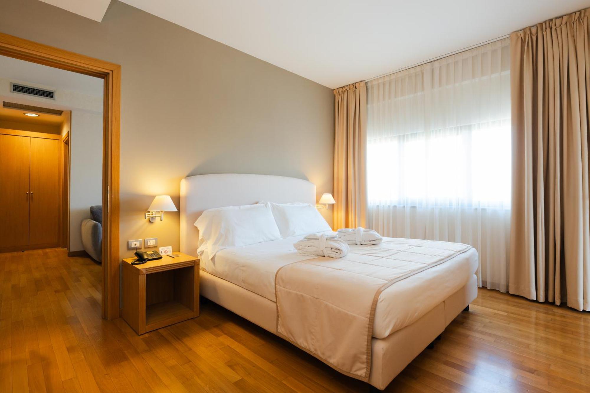 קארפי Hotel Touring מראה חיצוני תמונה